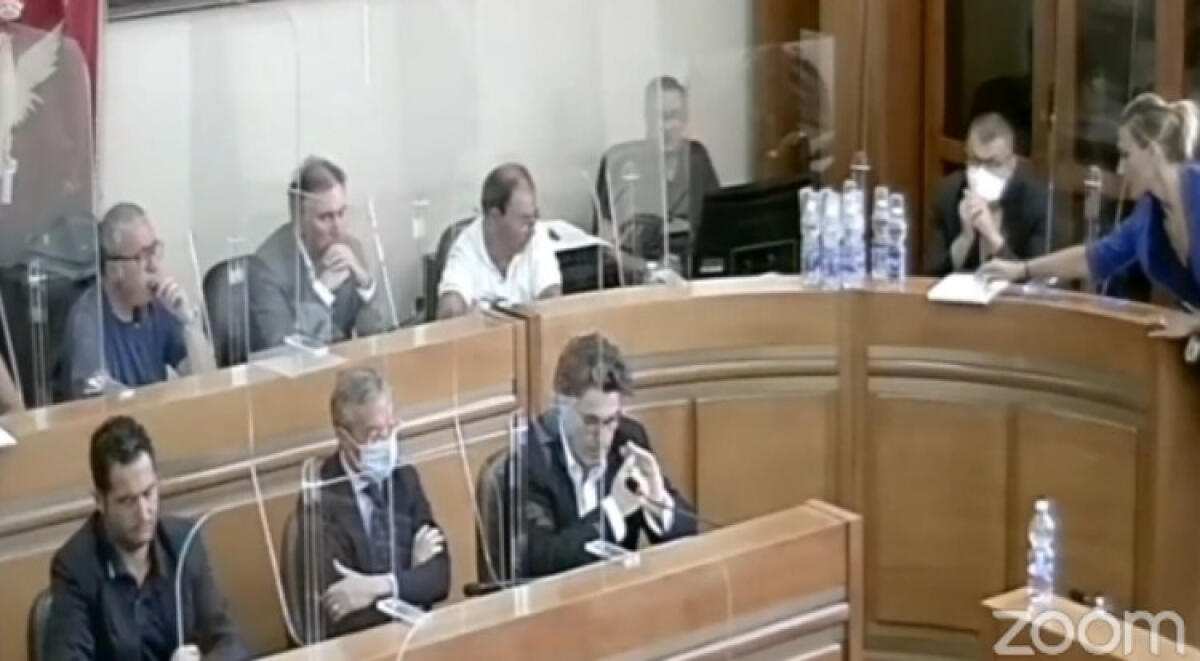 Passa il Dup, tredici sì per l'amministrazione: "Liberamente" vota con i pro-Greco - L'ultima seduta di consiglio comunale dove era presente anche la consigliera risultata positiva al covid-19
