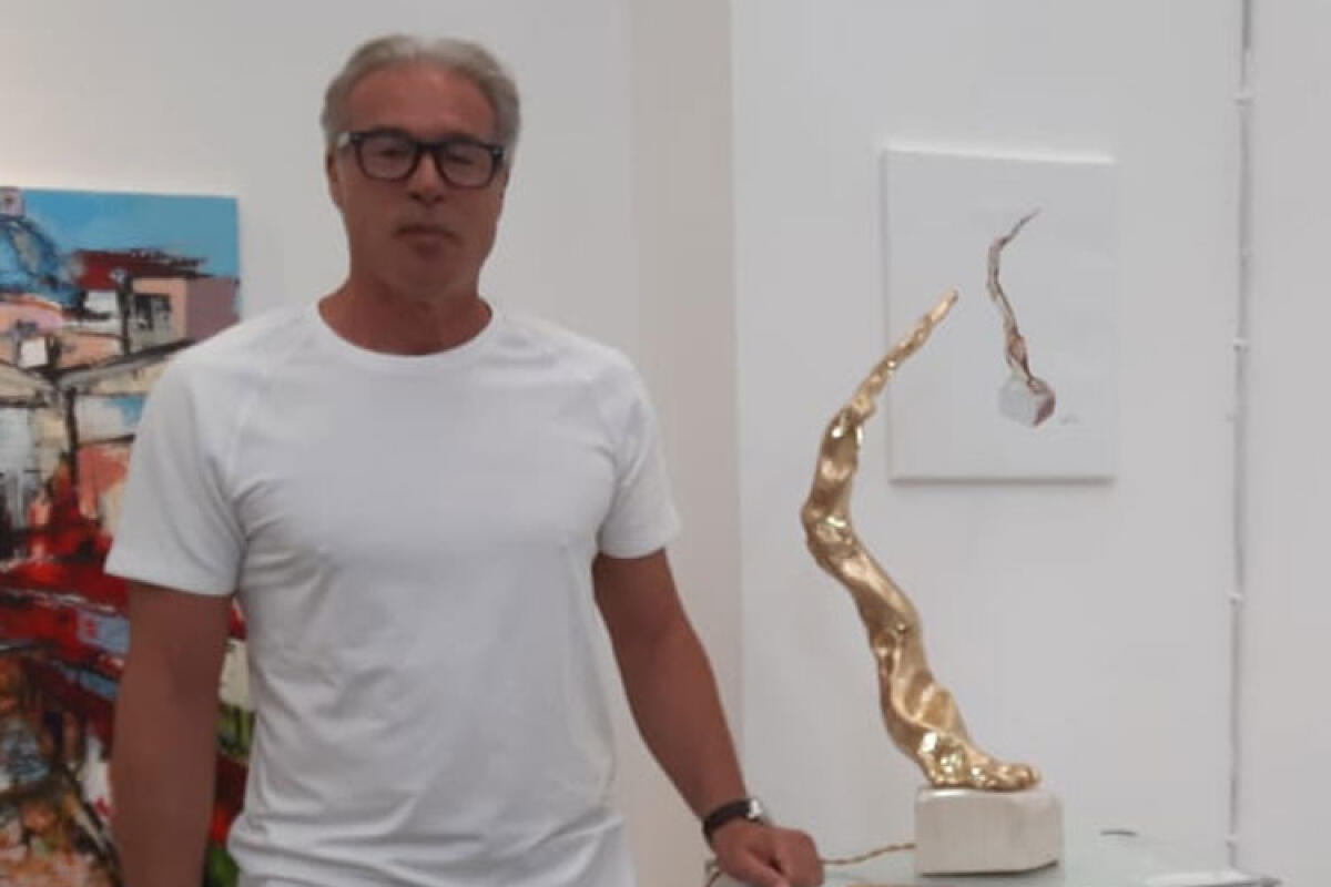 La "scultura dorata" di Maurizio Russo in vetrina al Simposio d’Arte di Cefalù - Nella foto: L'artista Maurizio Russo posa accanto la sua scultura dorata.