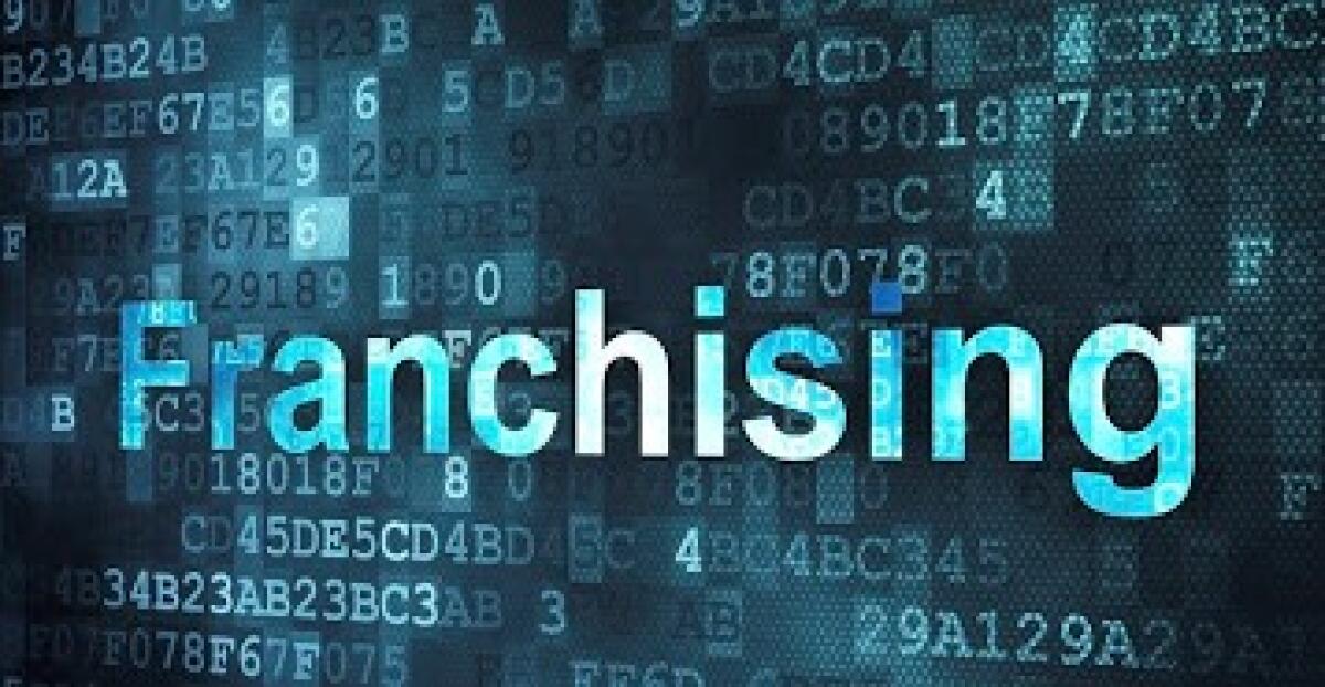 Come tagliare le spese superflue: cinque suggerimenti pro-risparmio - Finance concept: pixelated words Franchising on digital background, 3d render