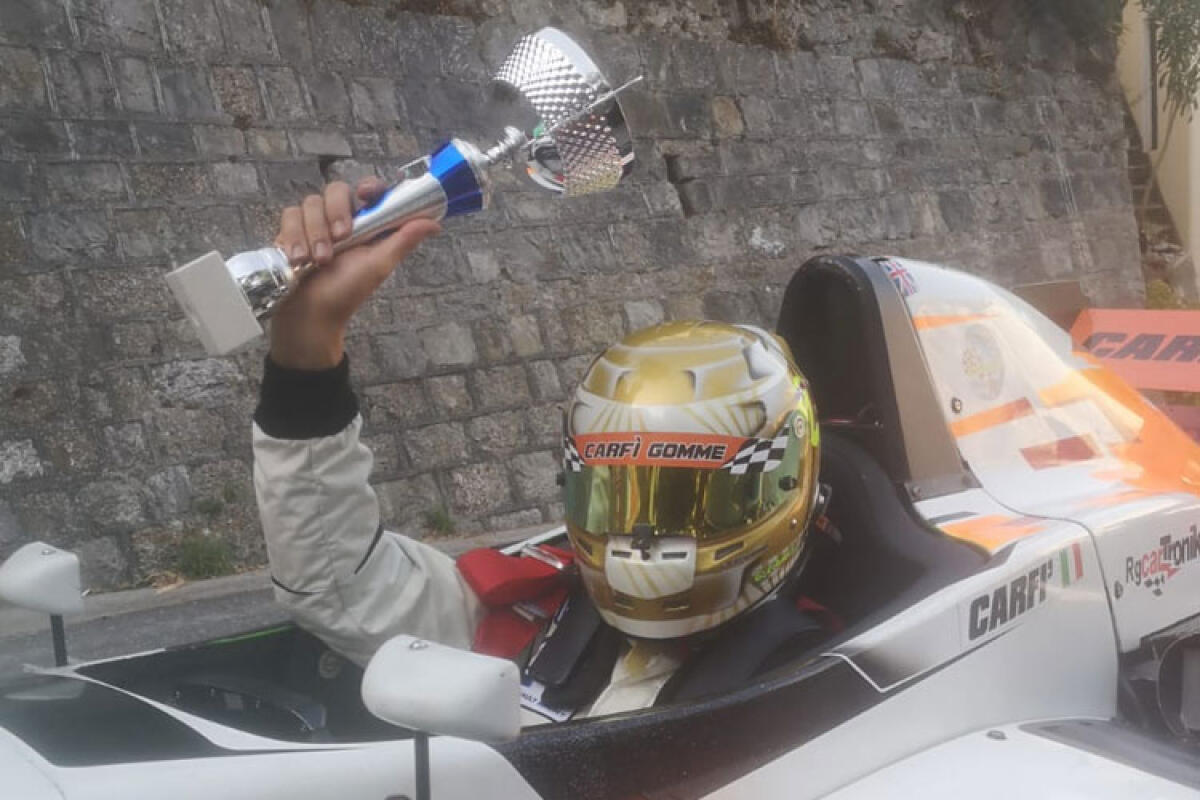 Civm sud, alla "Morano-Campotenese" Gianni Carfì trionfa nella E2SS-2000 - Nella foto in alto: Gianni Carfì esulta per la vittoria di categoria.
