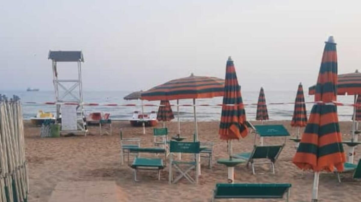 Sequestro in un lido sul lungomare, verifiche sulle autorizzazioni per ombrelloni - L'area del lido sequestrata