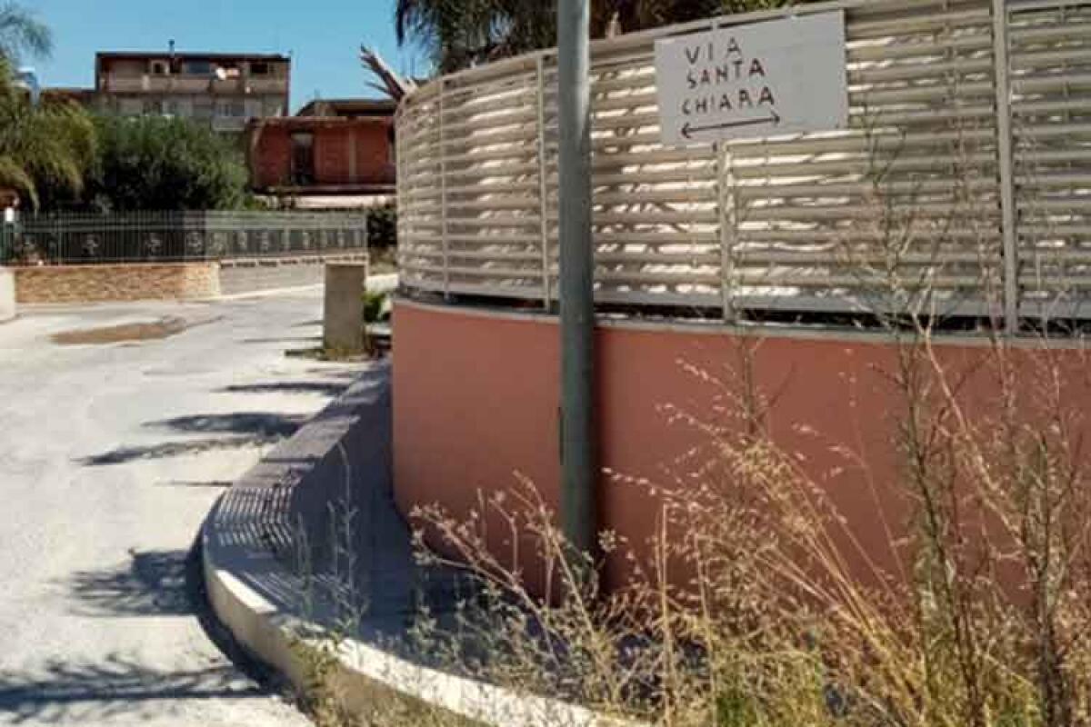 Toponomastica assente ad Albani Roccella, i residenti ricorrono al "fai da te" - 
