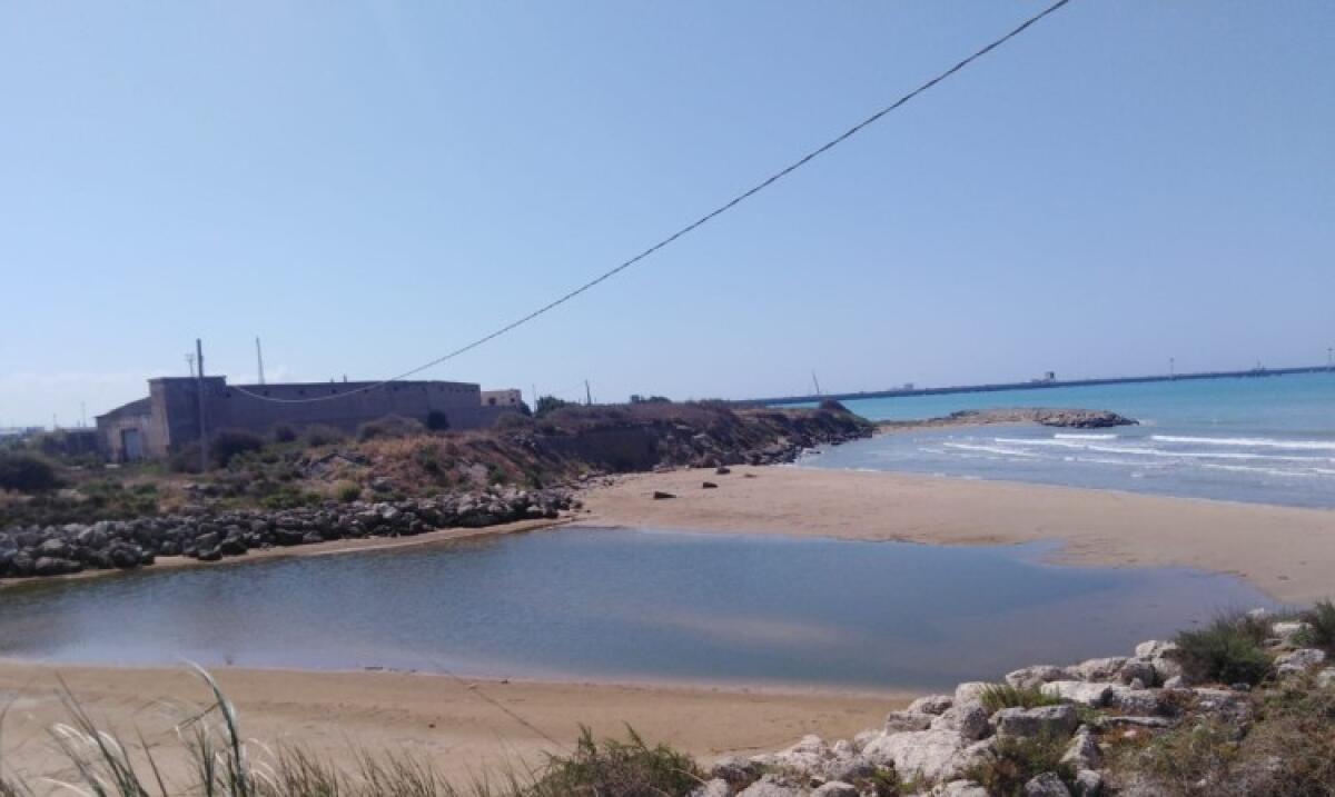 Corsi acqua a rischio ambientale, Autorità bacino apre: "Inserirli nel piano regionale" - Uno degli sversamenti nel fiume Gela