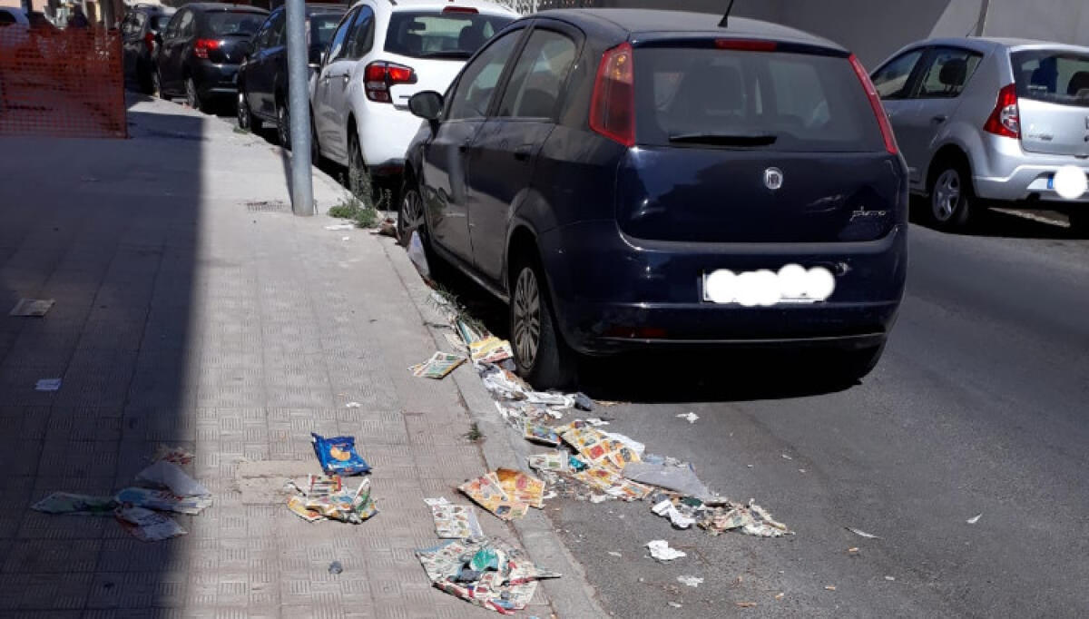 Manca lo spazzamento delle strade, in via Cicerone volantini e sporcizia - La situazione della strada in via Cicerone