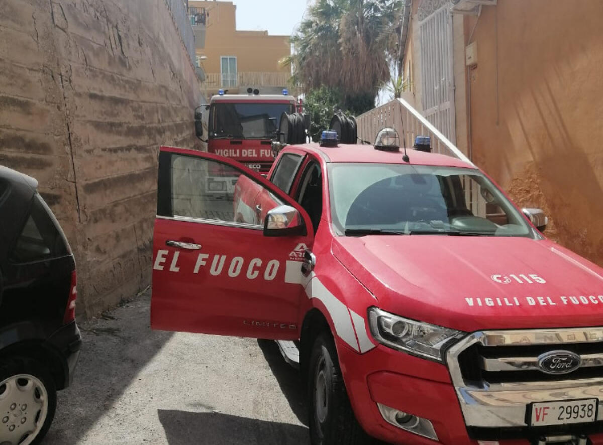 Rischio crolli a ridosso del lungomare, intervengono i vigili del fuoco -