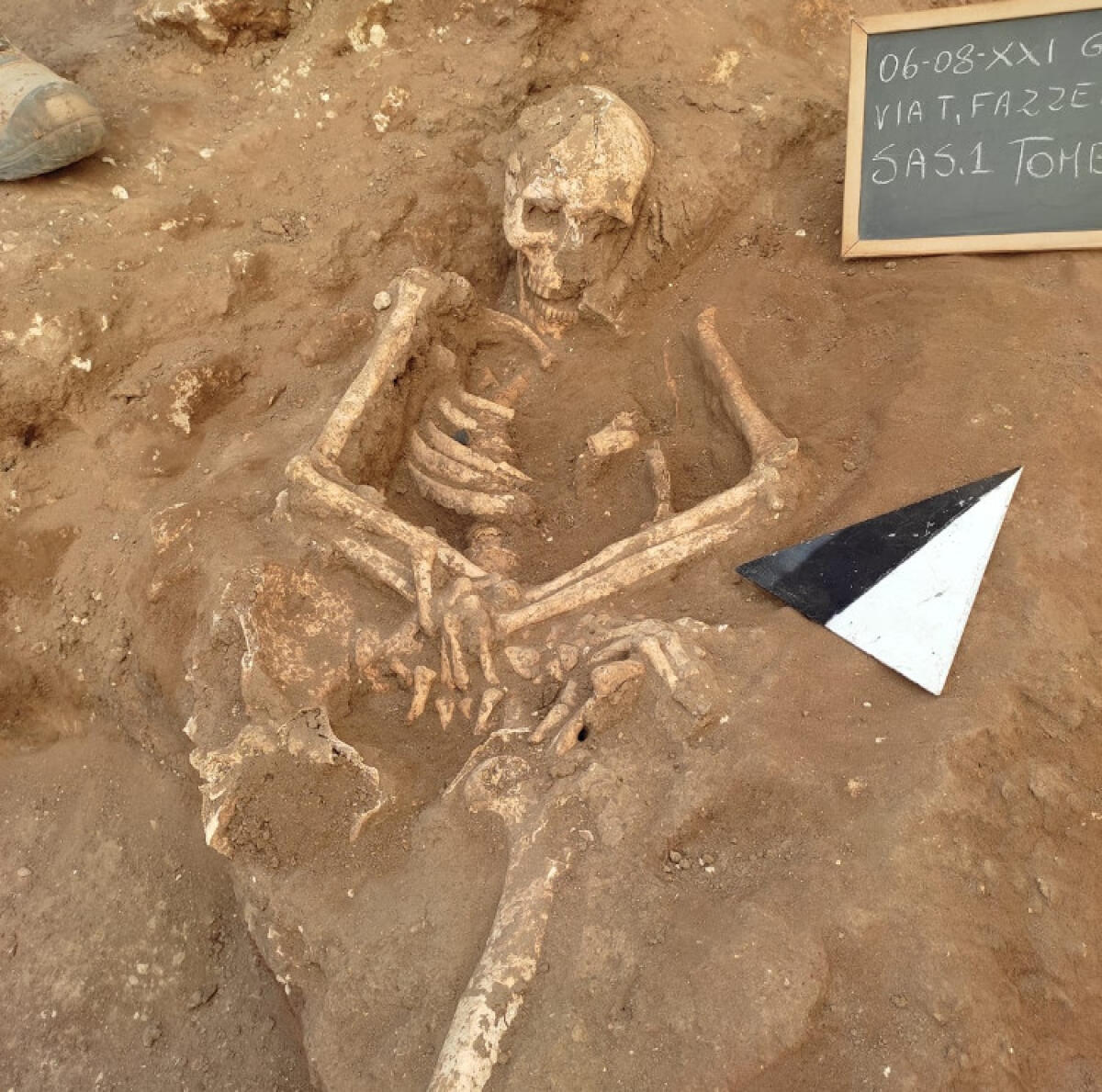 La storia riemerge ancora, scheletro ritrovato in un cantiere privato di via Fazzello - Lo scheletro ritrovato