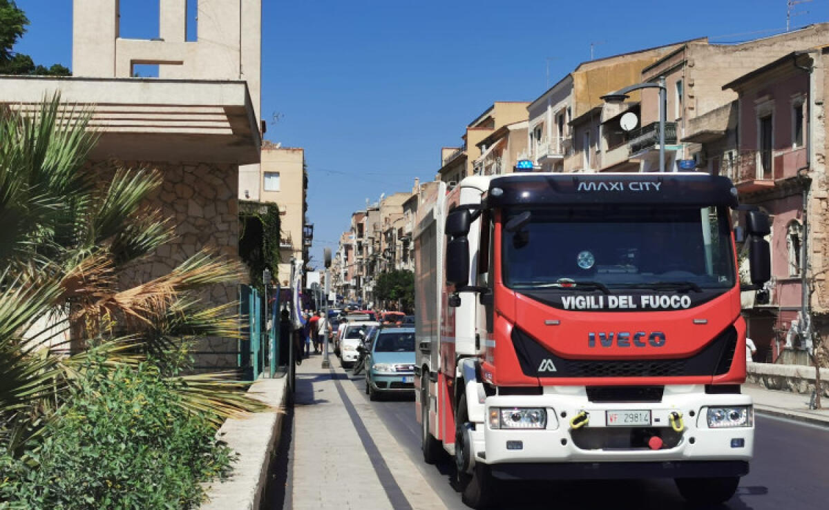 Incendio nell'area della villa comunale, intervenuti i vigili del fuoco - 