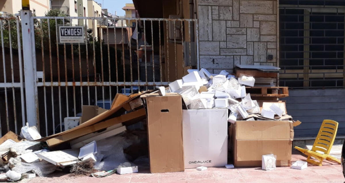 "Città sporca e ingombranti per strada", Giudice: "Cittadino paga ma non c'è servizio" - 