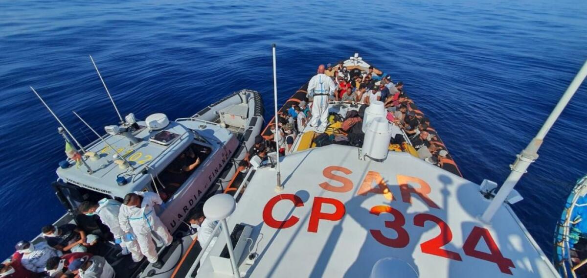 Tredici sbarchi di migranti a Lampedusa, al via trasferimenti - 