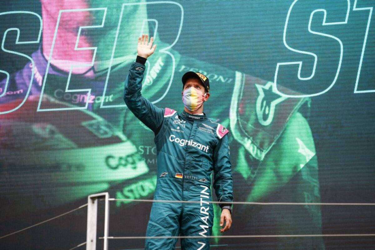 Vettel squalificato, Hamilton secondo e Sainz terzo - 