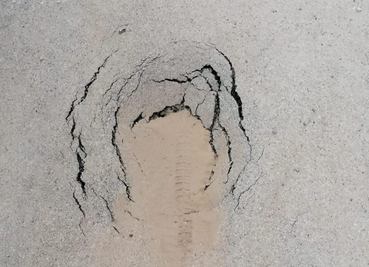 L'asfalto cede e l'acqua si perde da due mesi in via Duca Degli Abruzzi - 