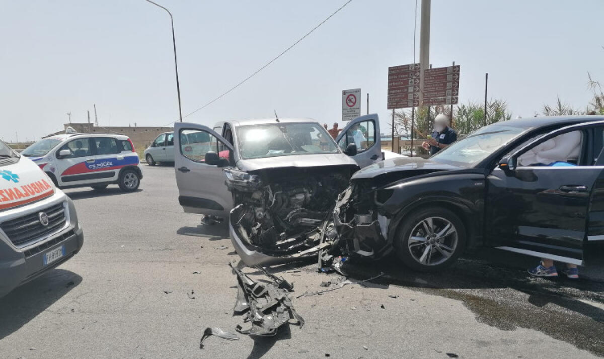 Schianto stradale sul lungomare, violento impatto tra un'Audi e un furgone - L'impatto sul lungomare