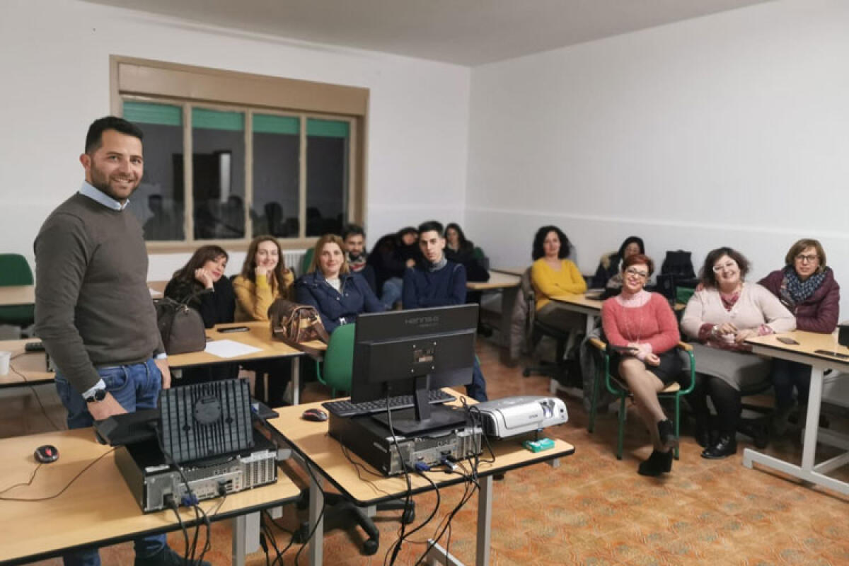 Assessorato alla Famiglia, la Regione finanzia un corso in città per invalidi civili - I formatori Filippo Chimera e Paola Sbirziola tra i seminaristi. 