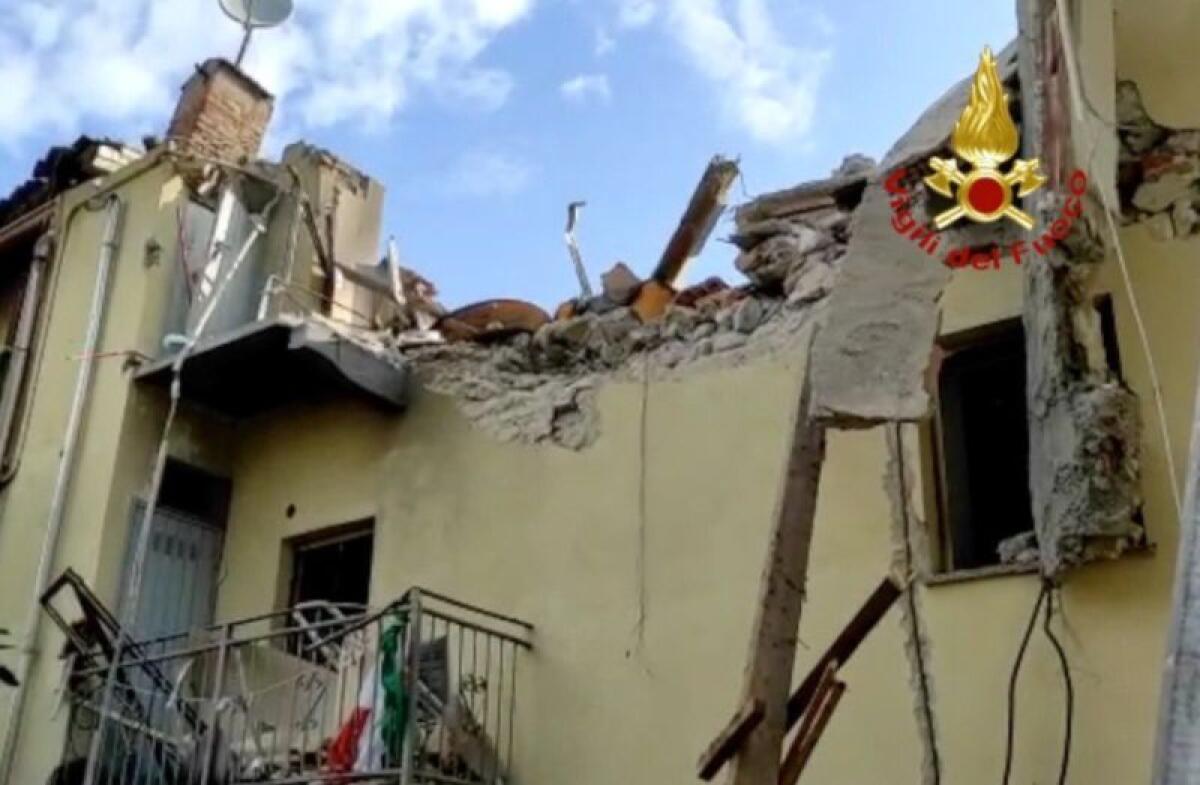 Crolla palazzina a due piani a Torino - 
