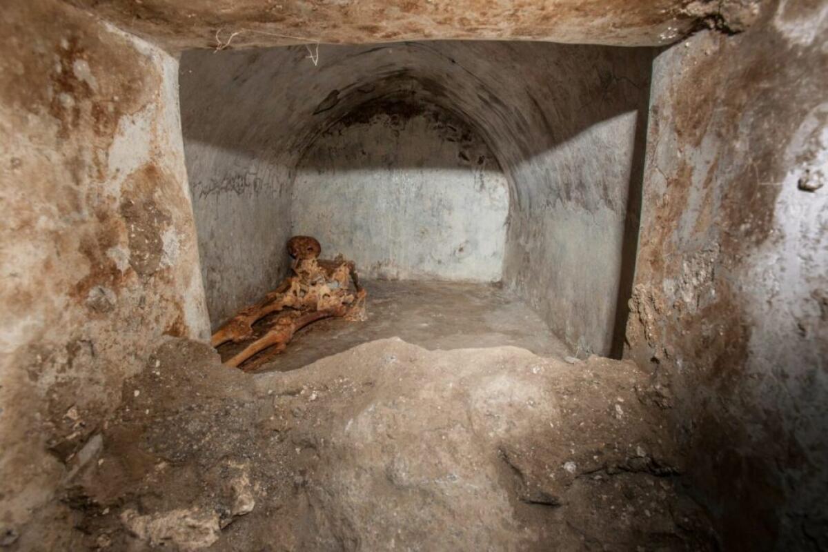 Pompei, scoperta una tomba con corpo semi mummificato - 