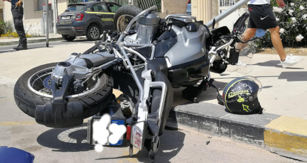 Schianto stradale sul lungomare, moto contro un palo della segnaletica - La moto contro il palo della segnaletica