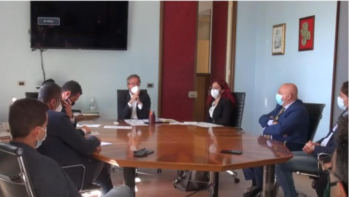 Paradosso "Agenda Urbana", in Regione decreti fermi ma c'è l'ipotesi di un bis - L'amministrazione comunale e i tecnici di "Agenda Urbana"