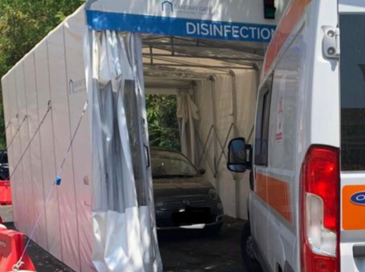 Auto parcheggiata nell'area riservata, ambulanze Covid bloccate per due ore - L'auto parcheggiata nell'area riservata