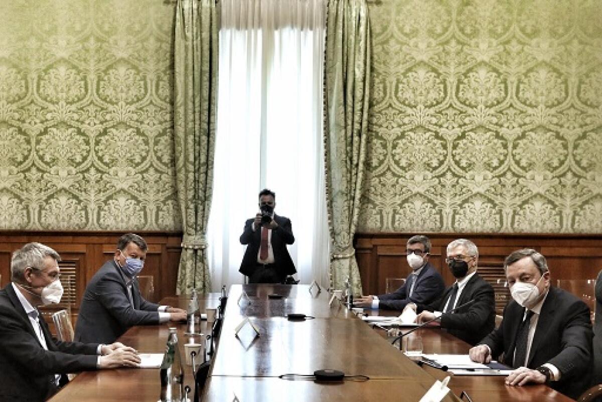 Sindacati a Draghi, per green pass e obbligo vaccino serve legge - 