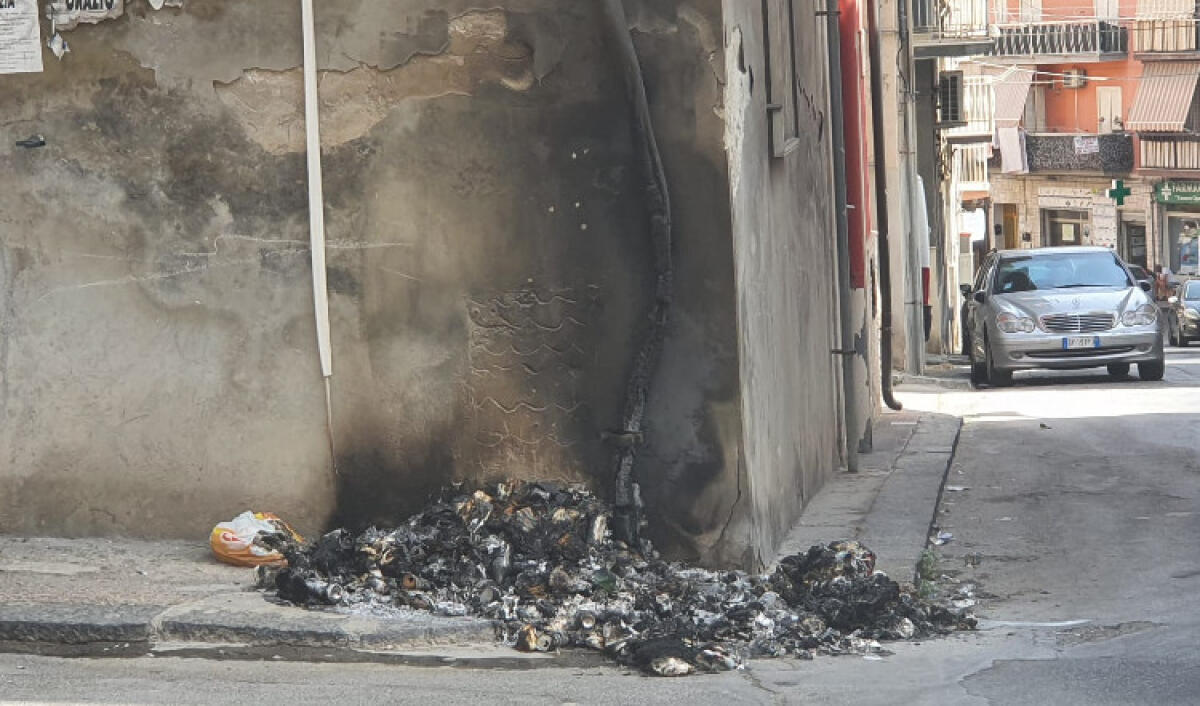 Chi incendia i rifiuti? Raid con il fuoco a San Giacomo, tanti mini roghi - Uno dei roghi a San Giacomo