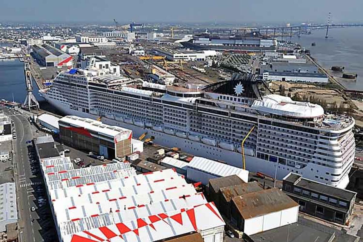 Offerta di lavoro per saldatori e carpentieri, assunzione e sistemazione in Francia - Nella foto in alto: il cantiere navale di Sant-Nazaire.