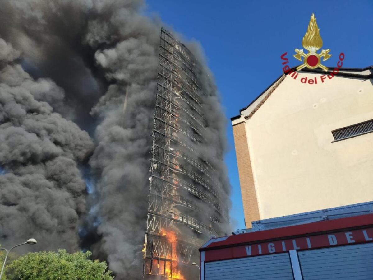 Incendio distrugge grattacielo a Milano - 