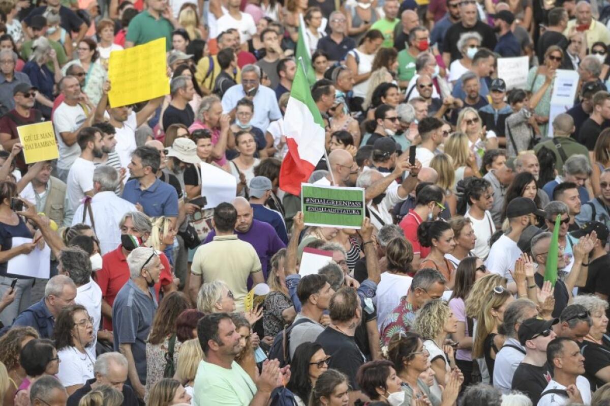 Manifestazioni No-Vax, due giornalisti aggrediti e Bassetti minacciato - 
