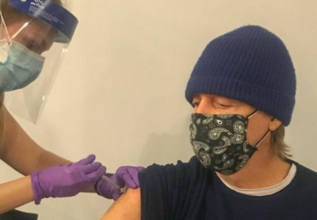 Covid, Paul McCartney si vaccina “E’ cool, fatelo anche voi” - 