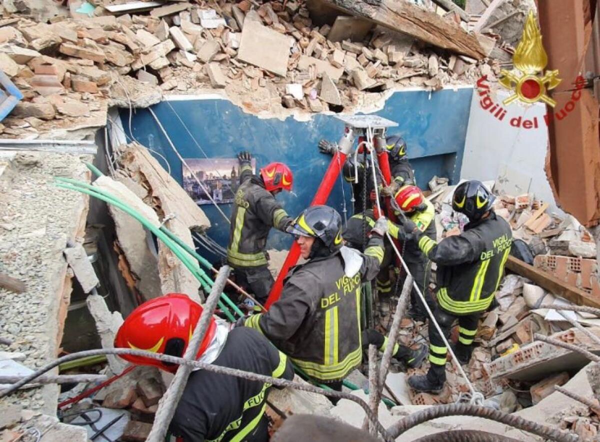 Crolla palazzina a due piani a Torino, morto un bambino - 