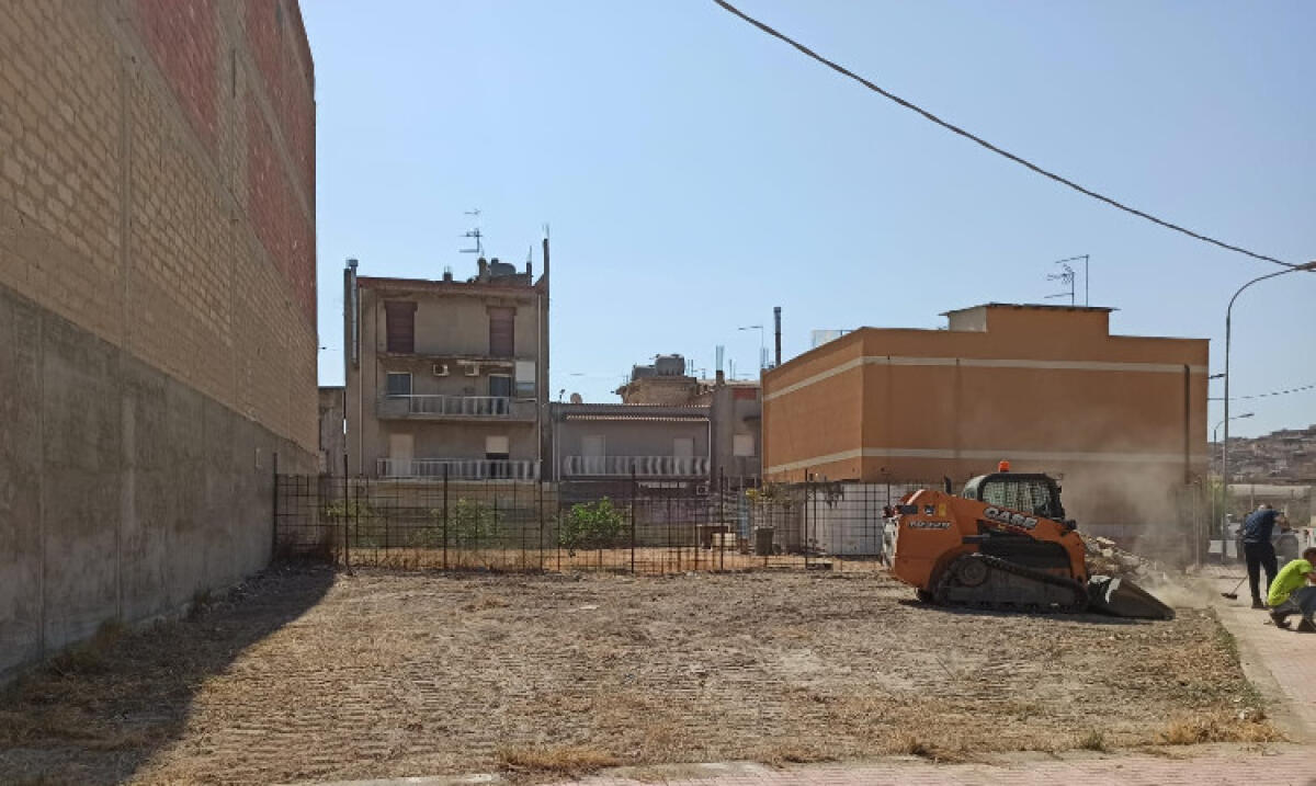 Area nel degrado, intervengono mezzi Comune: ripulita su sollecitazione del comitato - L'intervento dei mezzi a Margi