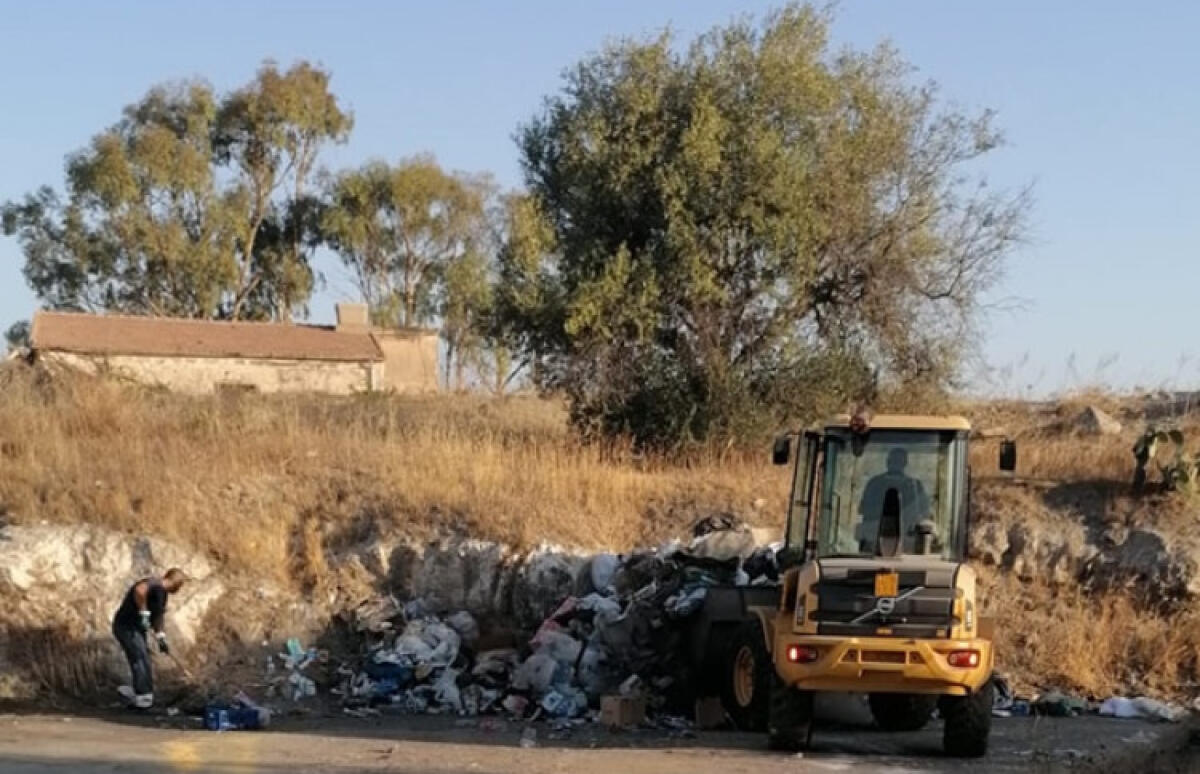Scempio a Borgo Manfria, rimossi i cumuli: isola ecologica attivata a Spinasanta - Immagini di repertorio