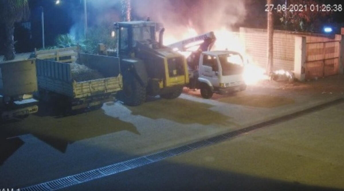 Rifiuti in fiamme, fuoco anche nel piazzale Ghelas: danneggiato un mezzo della società - L'azione ripresa dai sistemi di videosorveglianza