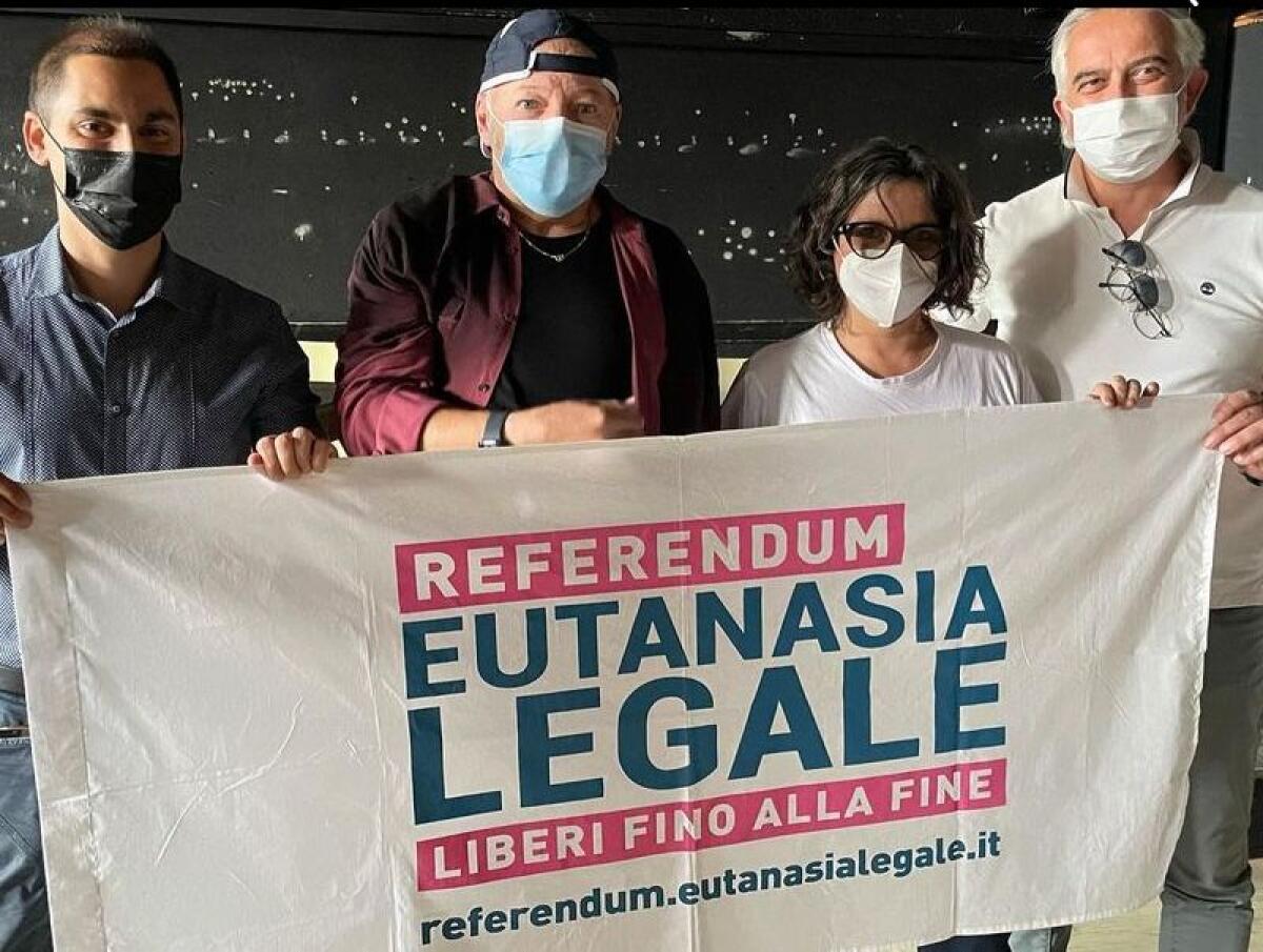 Eutanasia, Vasco Rossi firma per referendum fine vita - 