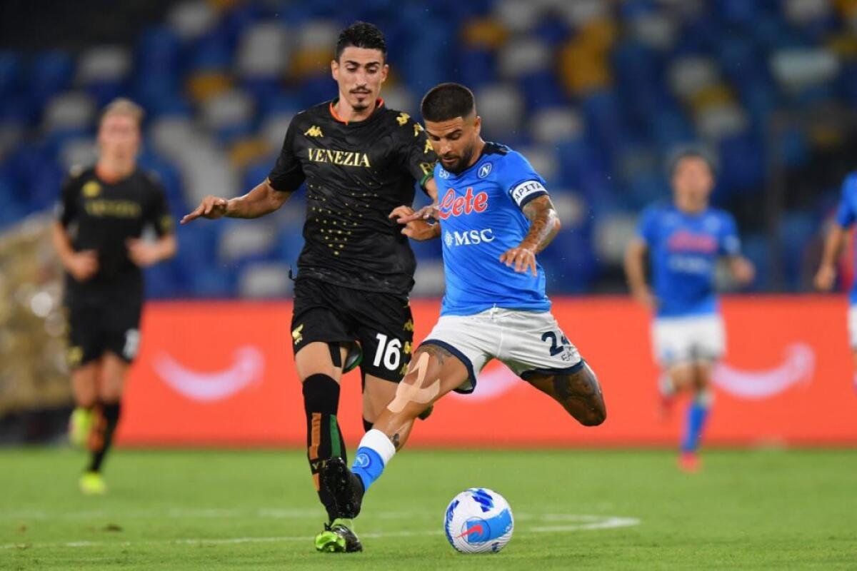 Il Napoli batte il Venezia 2-0 in dieci - 