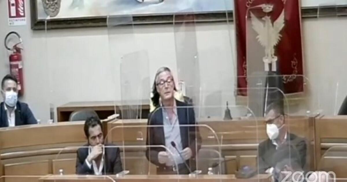 "Su Timpazzo peccato originale è di Srr e Impianti", Greco accusa: "Balbo si dimetta" - Greco in aula consiliare