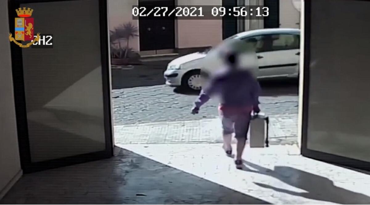 Ladro sprovveduto incastrato dalle telecamere di videosorveglianza - 