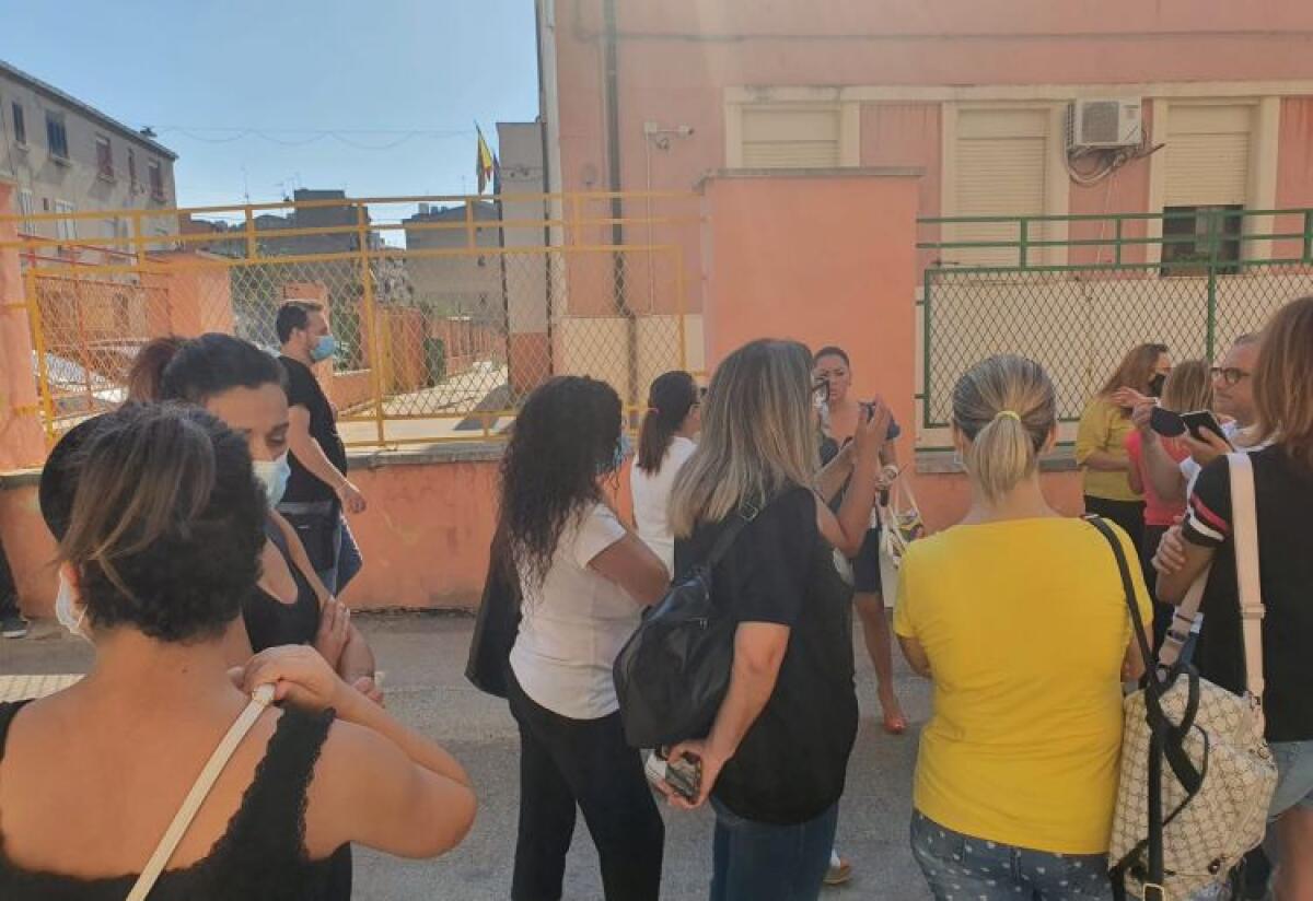 "Solito", sit-in genitori: incontro per evitare tempi lunghi per il rientro - I genitori si sono radunati davanti l'istituto scolastico