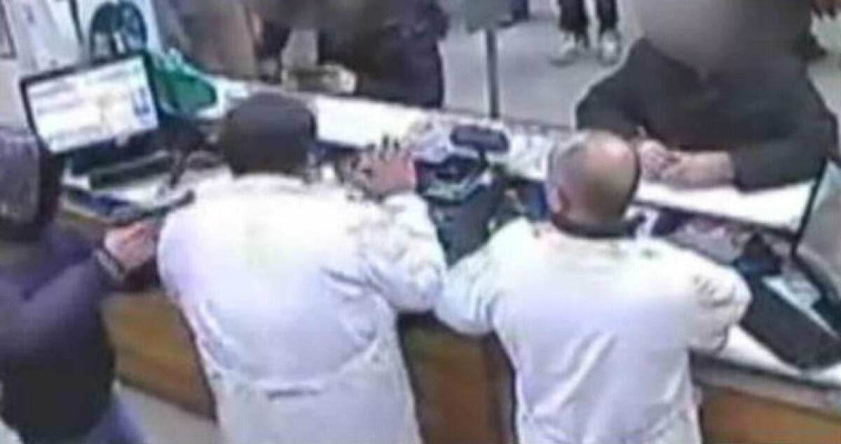 Accusato di aver nascosto i soldi di una rapina, arriva la prescrizione per un ambulante - La rapina alla farmacia di viale Indipendenza