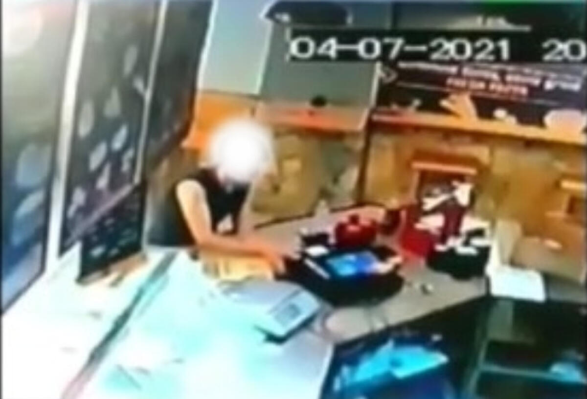 Furti seriali, giudizio immediato per un venticinquenne: almeno sette "colpi" - Uno dei furti ricostruito dagli investigatori