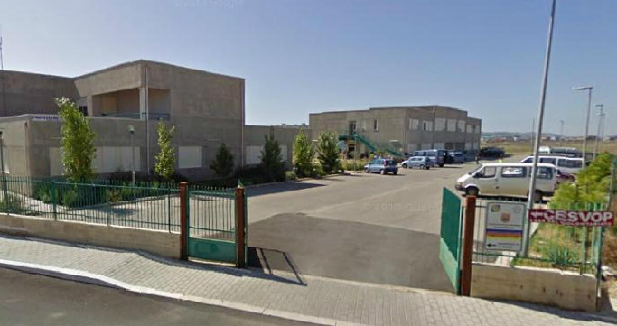 Area incolta in fiamme, rogo lambisce il comando della municipale -