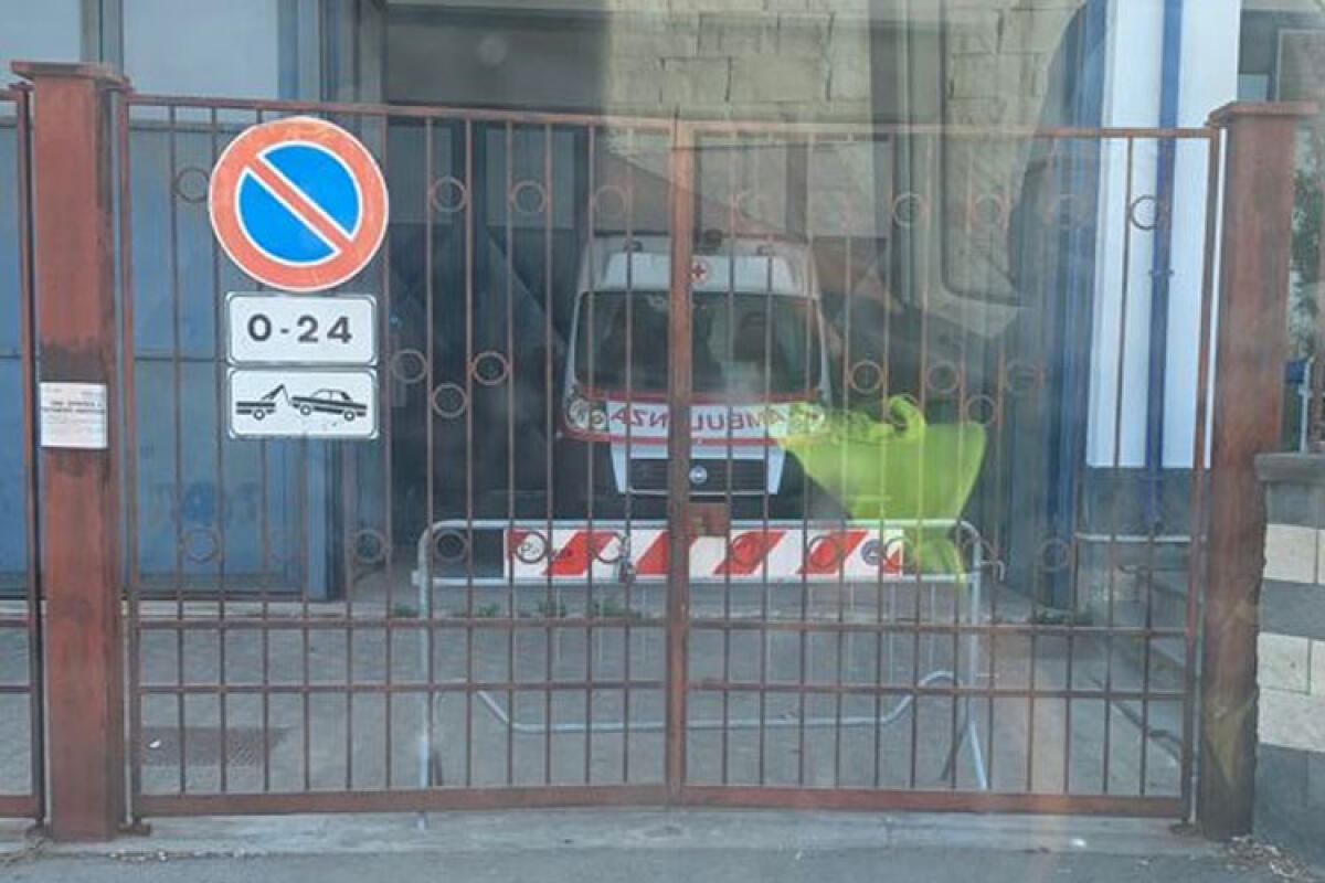 Malore dopo il vaccino, sanitari dell’hub si rivolgono al 118 - Nela foto in alto: un'ambulanza della Cri parcheggiata e inutilizzata all'hub vaccinale.