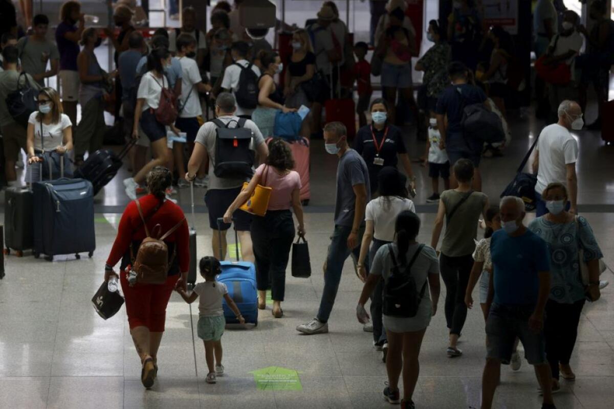 Green pass, scatta l’obbligo per aerei, treni e personale scolastico -
