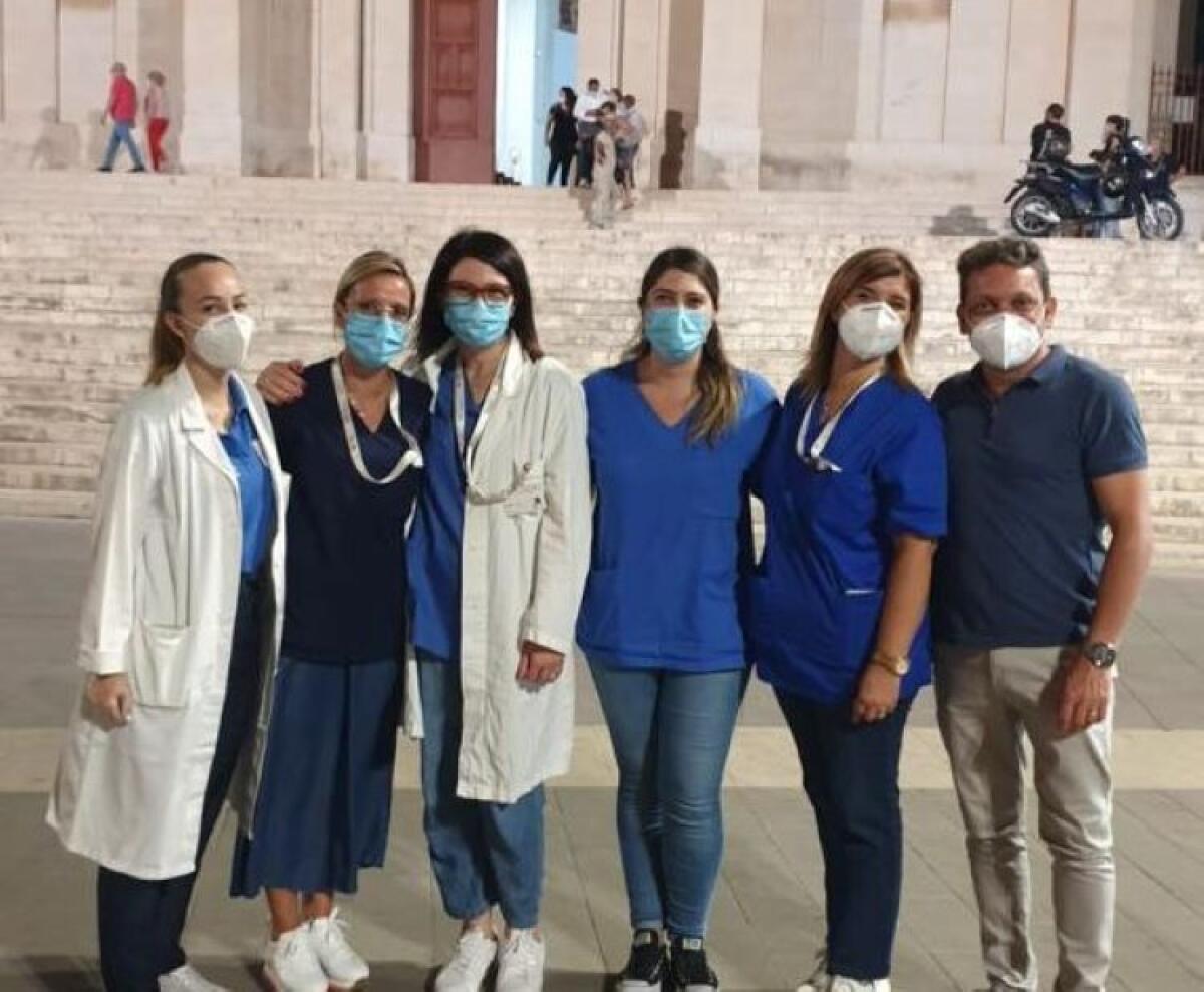 Vaccini anti-Covid, hub mobile nei quartieri: ecco dove sarà sabato e domenica - Medici e operatori dell'hub mobile