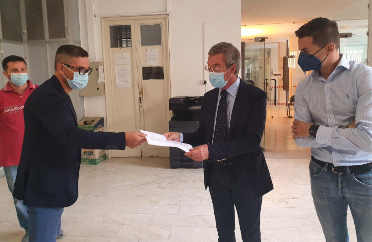 "No a trasferimento alle Benedettine", genitori consegnano documento a Greco e Malluzzo - Lana ha consegnato al sindaco il documento del comitato