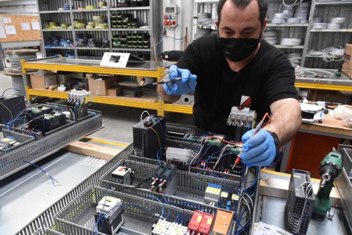 Nel 2021 creati 830 mila posti di lavoro, il 90% a termine - 