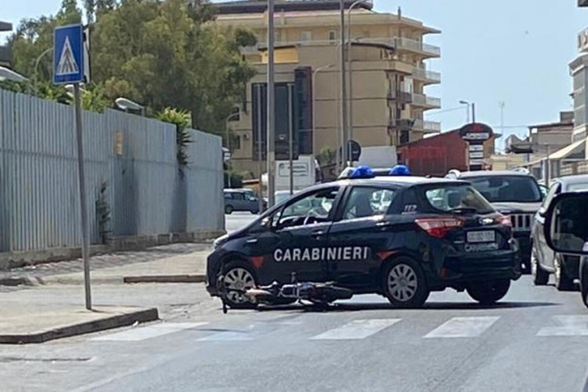 Incidente all'ingresso della caserma, scontro tra una e-bike e auto dei carabinieri -