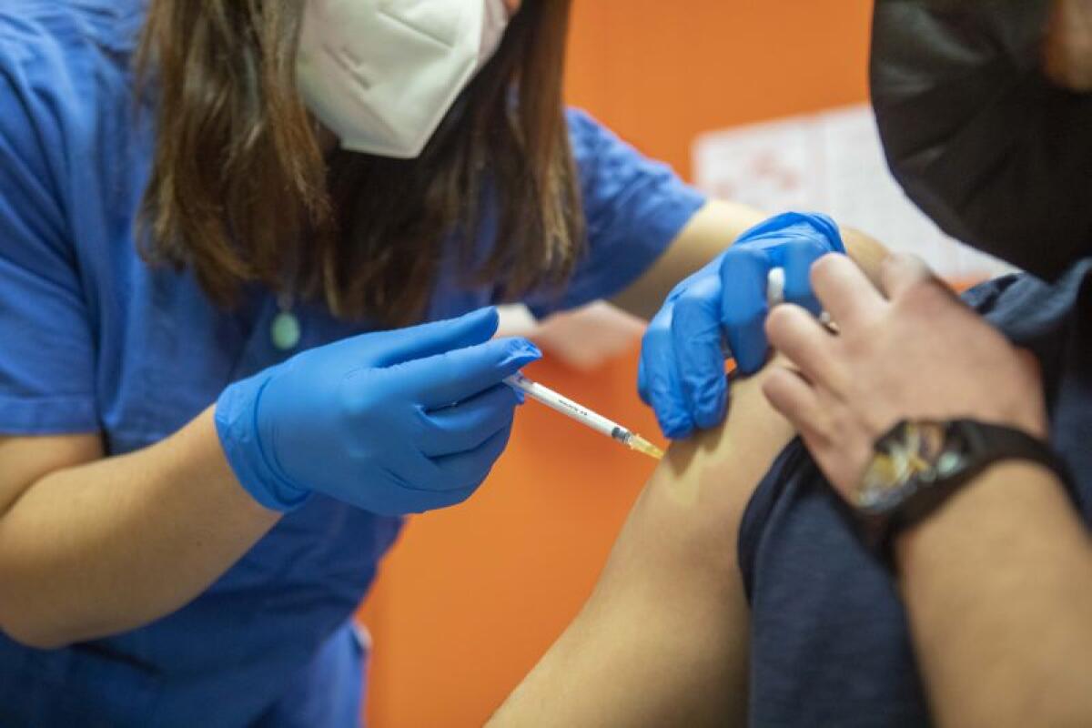 Parte terza dose vaccino per anziani, Rsa e sanitari - 