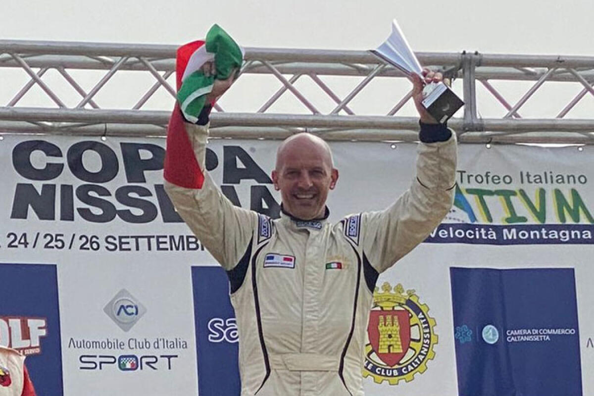66^ Coppa Nissena, Carfì conquista un altro successo di categoria - Nella foto grande: Gianni Carfì esulta sul gradino più alto del podio della Coppa Nissena.