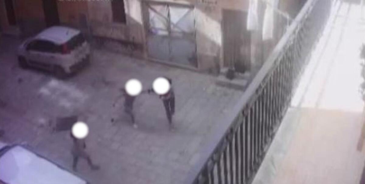 Coltellate alla compagna di corso, condanna per la giovane accusata: 5 anni e 6 mesi - L'aggressione ripresa dai sistemi di videosorveglianza