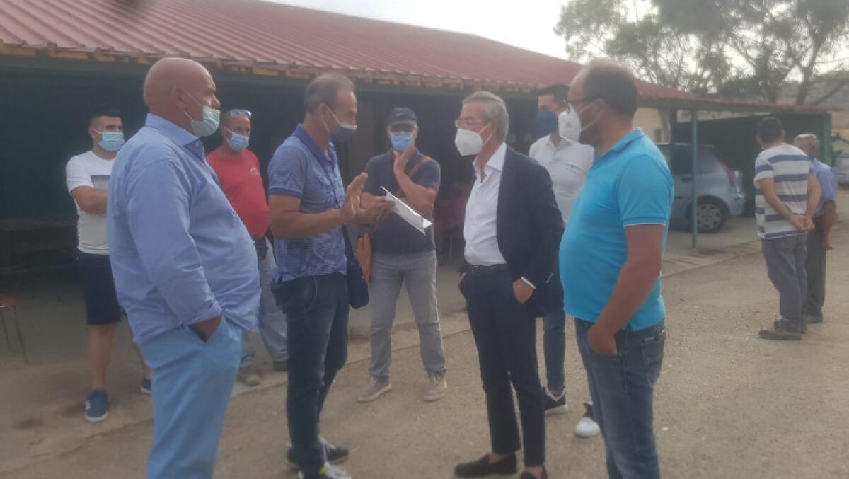 "Da Cimia 400 mila metri cubi di acqua", soluzione provvisoria: Regione apre a tavolo - Gli agricoltori a Cimia con il sindaco Lucio Greco